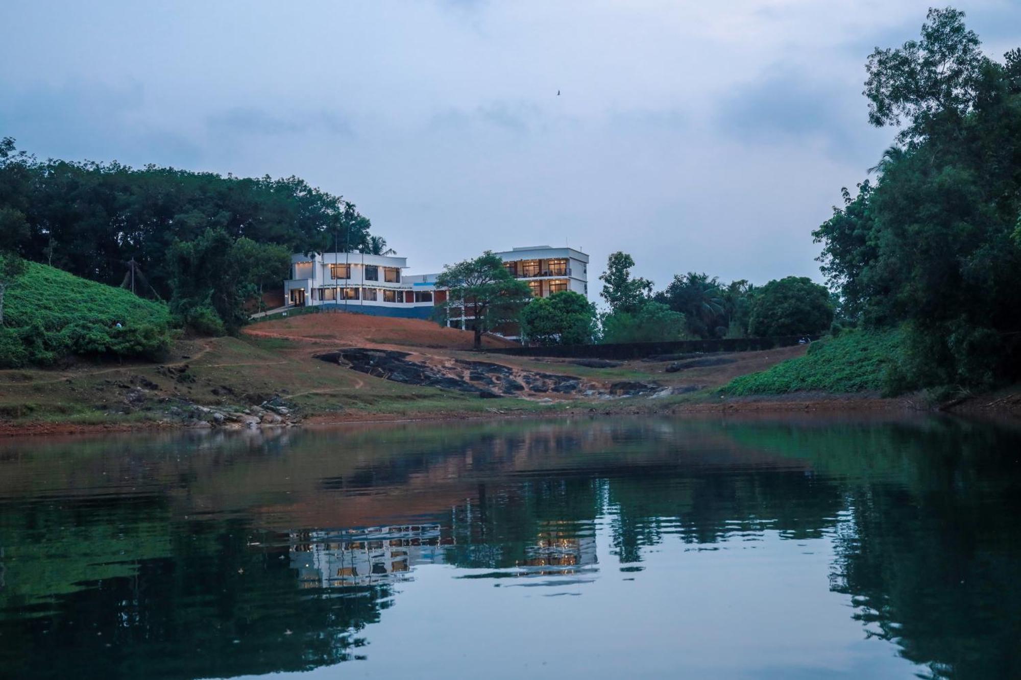 Serene Aqua Hills Kozhikode Hotel Mennanyam Ngoại thất bức ảnh